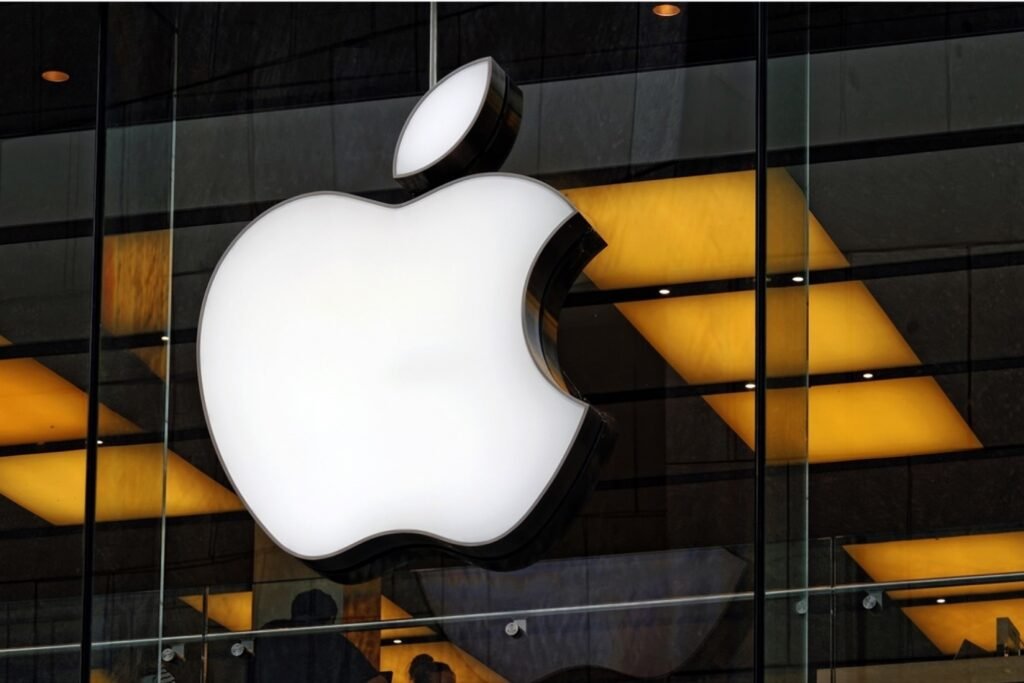 How does the tech giant Apple implement its marketing strategy?